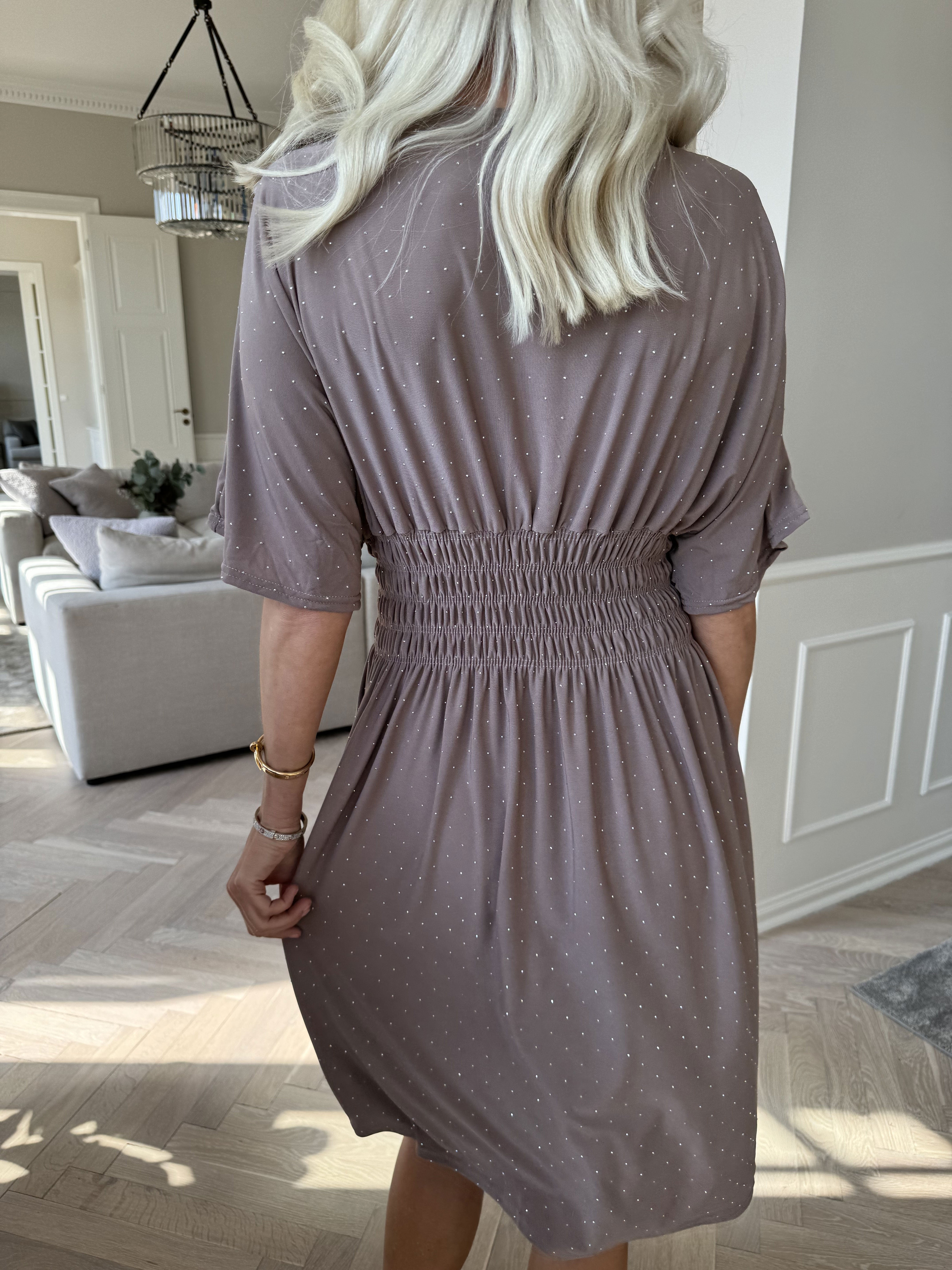 Pams Crystal Short - Kort elastisk kjole med similisten